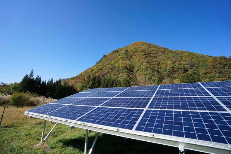 屋根上の太陽光パネルの写真