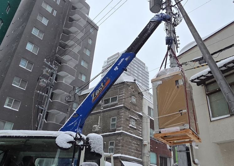 ユニック車によるEHP業務用マルチエアコン室外機の搬入