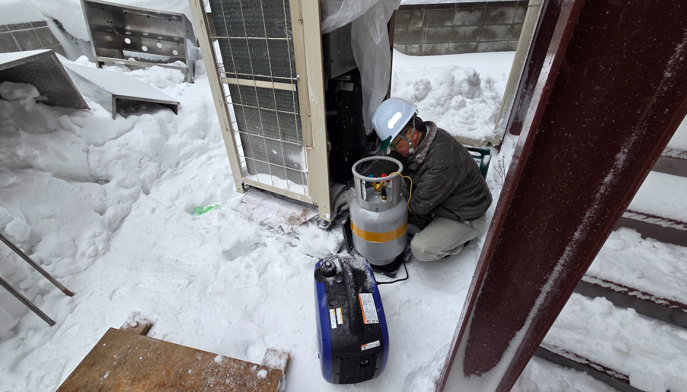 既存室外機からのフロン冷媒回収作業