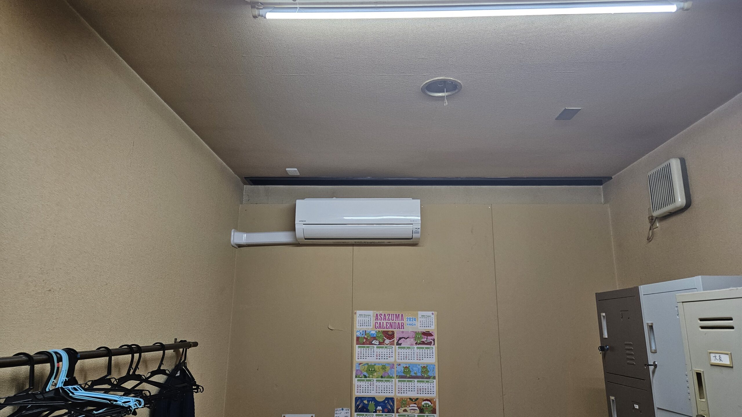 更衣室に設置された壁掛型ルームエアコン（北広島市 飲食店）