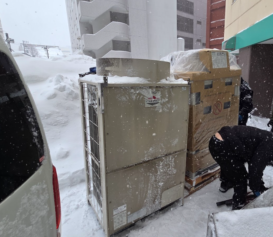 人力による業務用マルチエアコン室外機の搬入作業