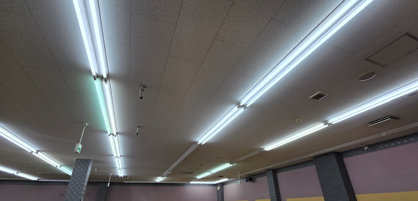 LED工事前の就労支援施設の照明（苫小牧市）