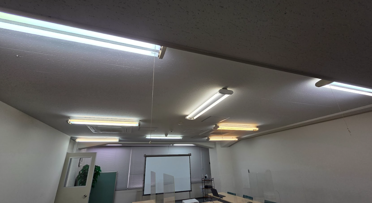 LED工事前のオフィスビル照明（札幌市中央区）