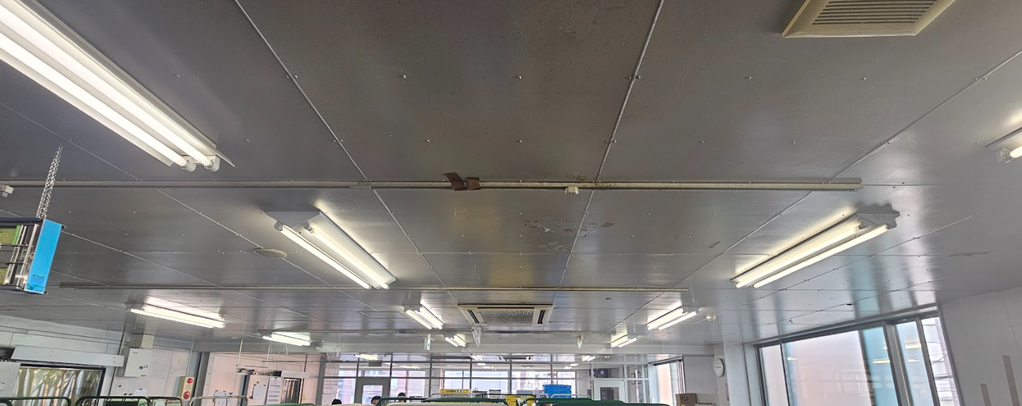 LED化前の食品加工工場の蛍光灯照明（札幌市）