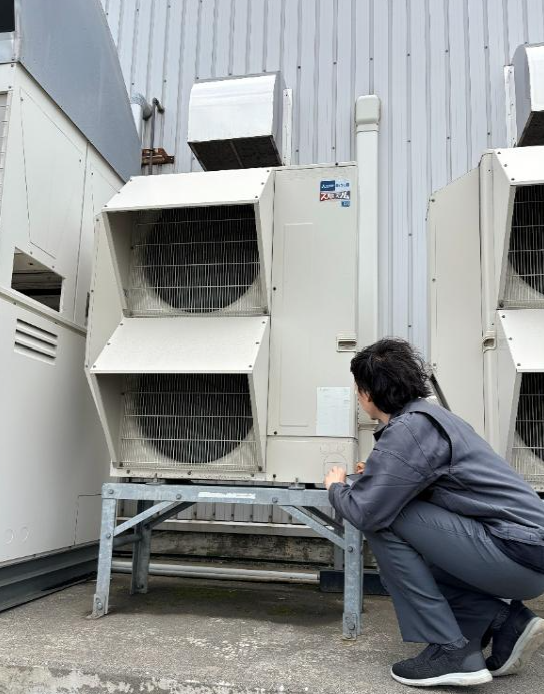 設備を確認する現場での業務風景