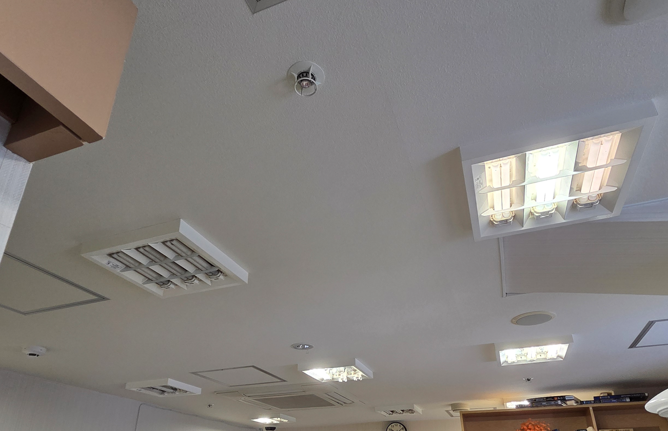 LED工事前の介護施設の照明（北海道）