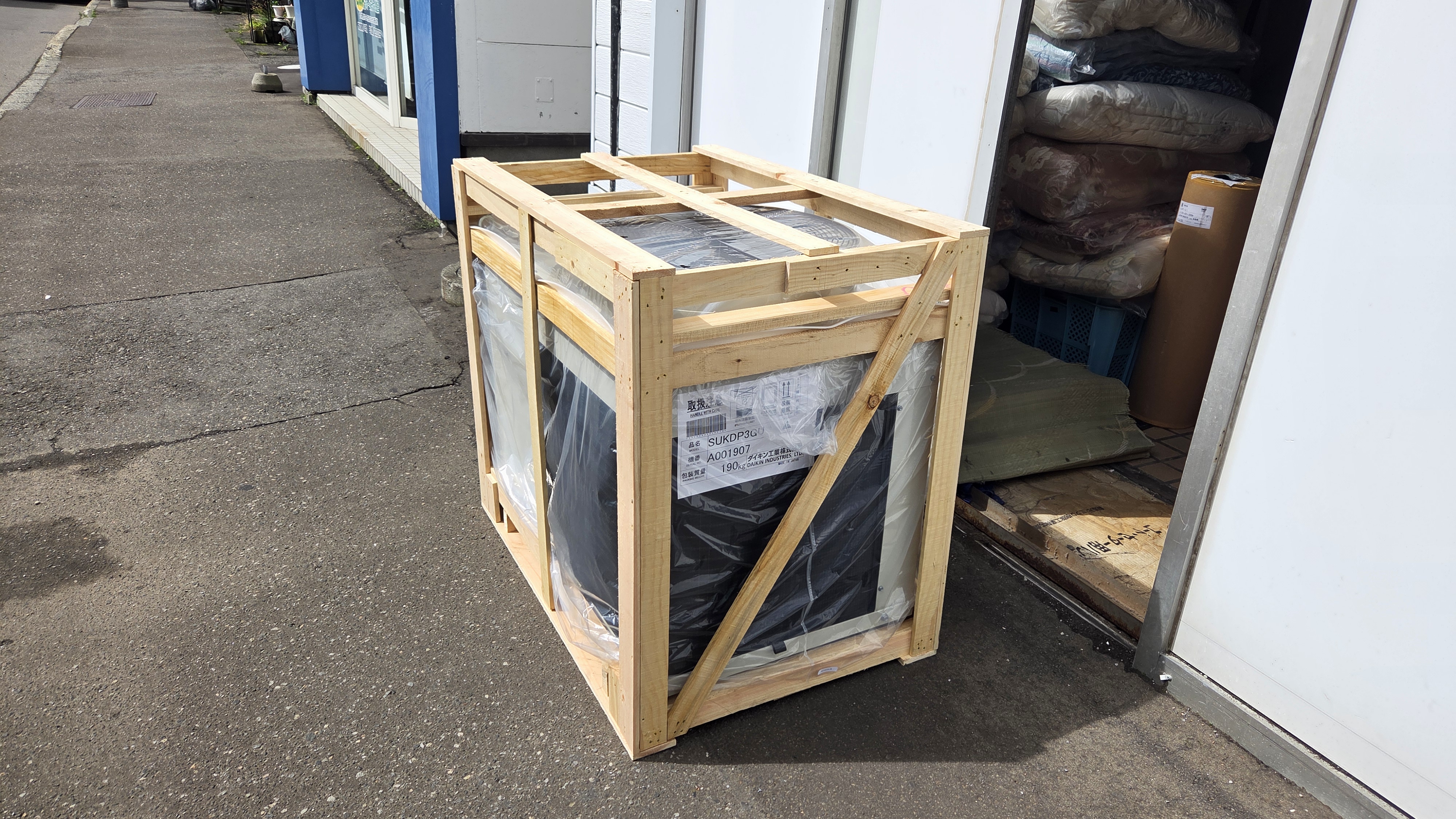 ダイキン製3馬力スポットクーラーの工場内搬入作業