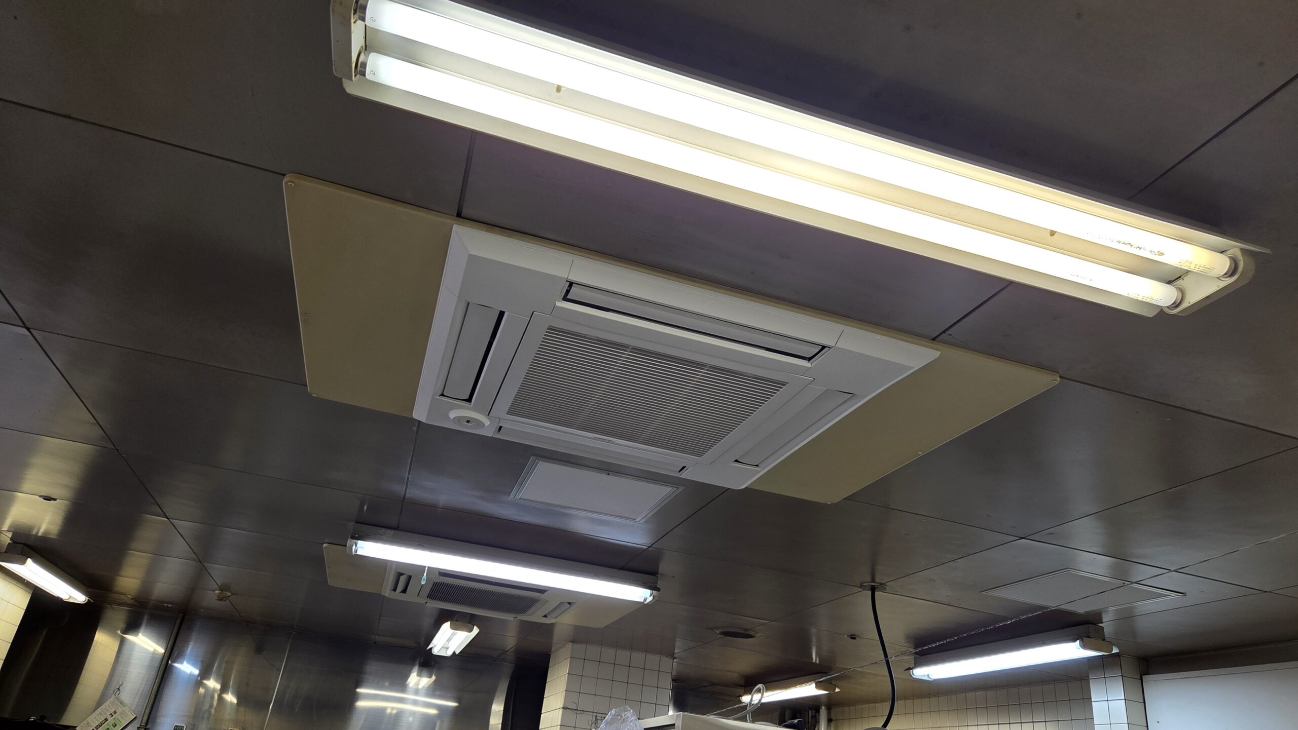 学校厨房に設置した天井カセット形4方向室内機｜三菱電機製パッケージエアコン