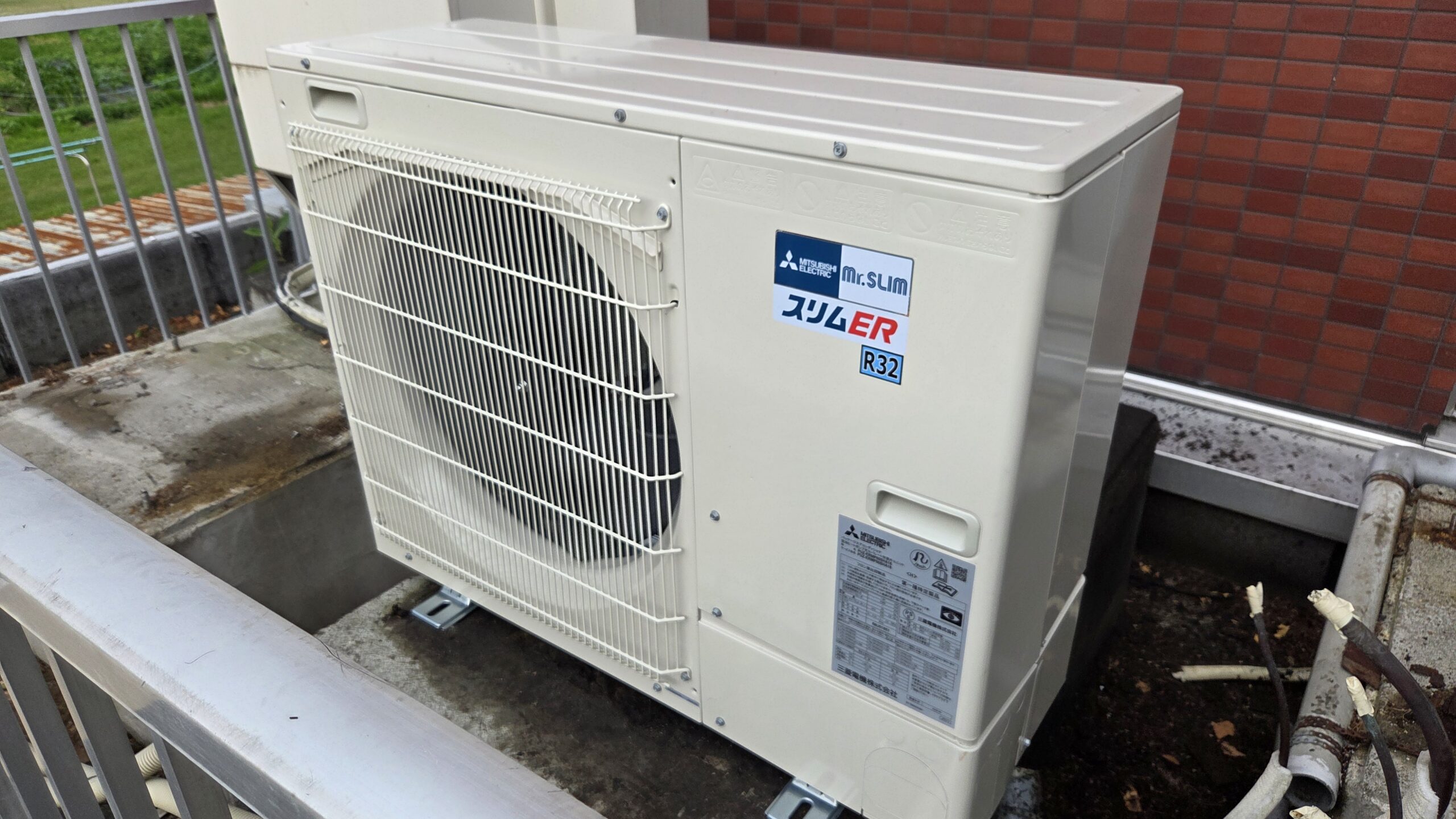 更新後の三菱電機スリムER室外機（R32冷媒）｜札幌市の学校空調工事