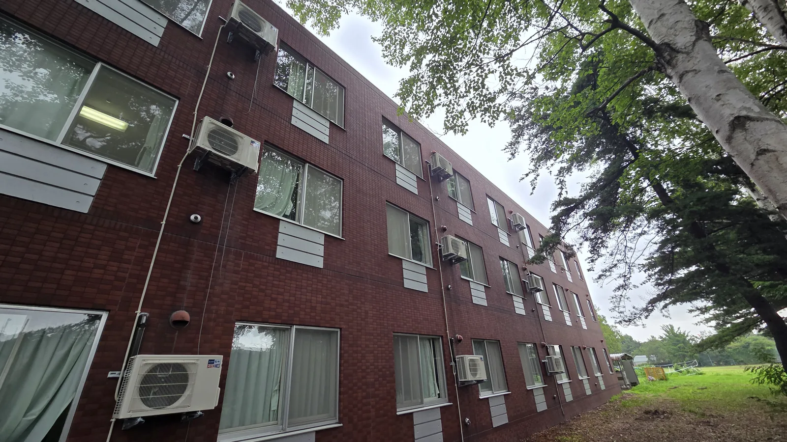 学生寮の外壁に設置した複数台の室外機（札幌市 学校法人）