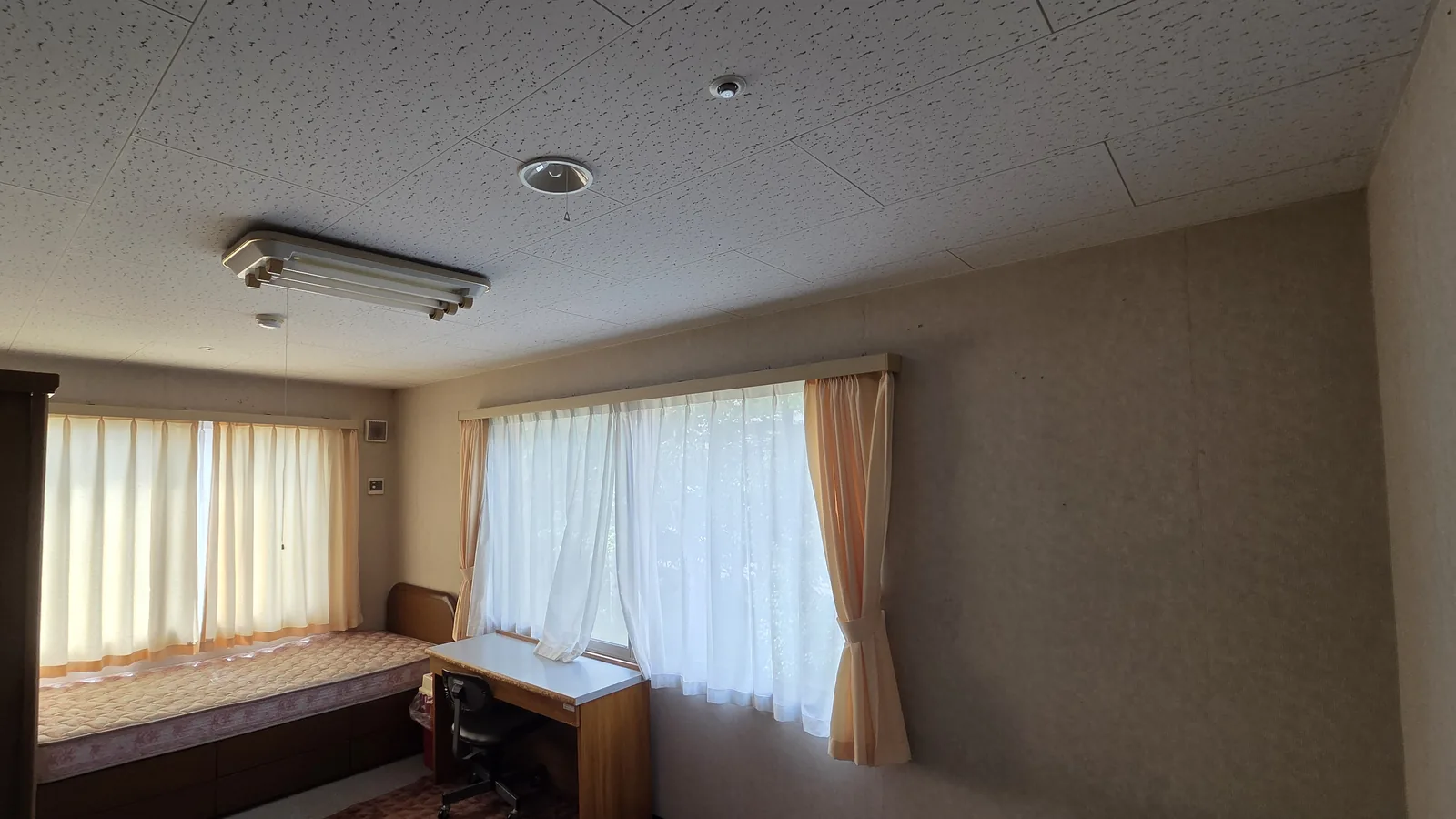 エアコン設置前の学生寮居室と空いている壁面