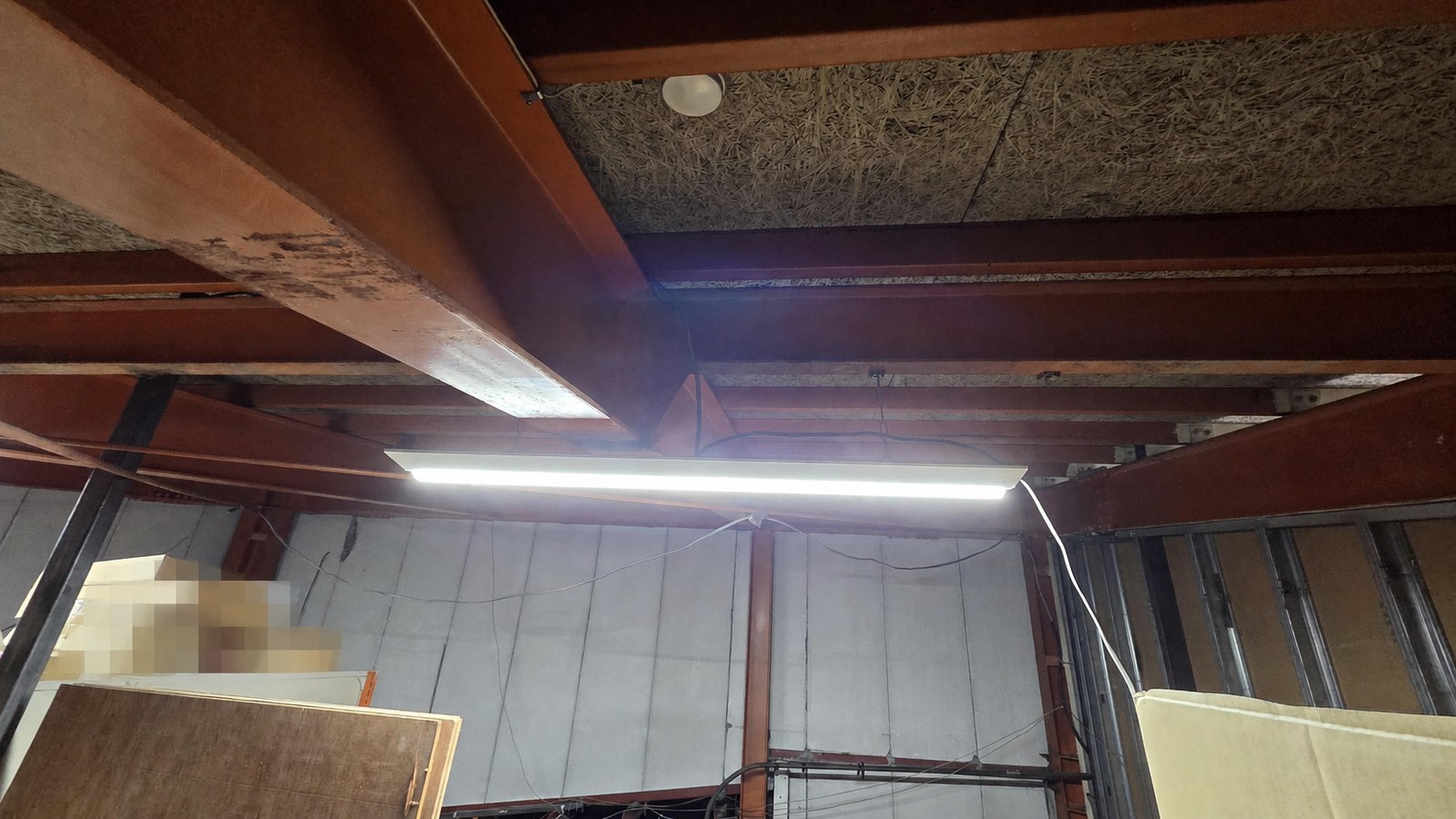 札幌市白石区の倉庫・屋根裏でLED照明を更新した施工後