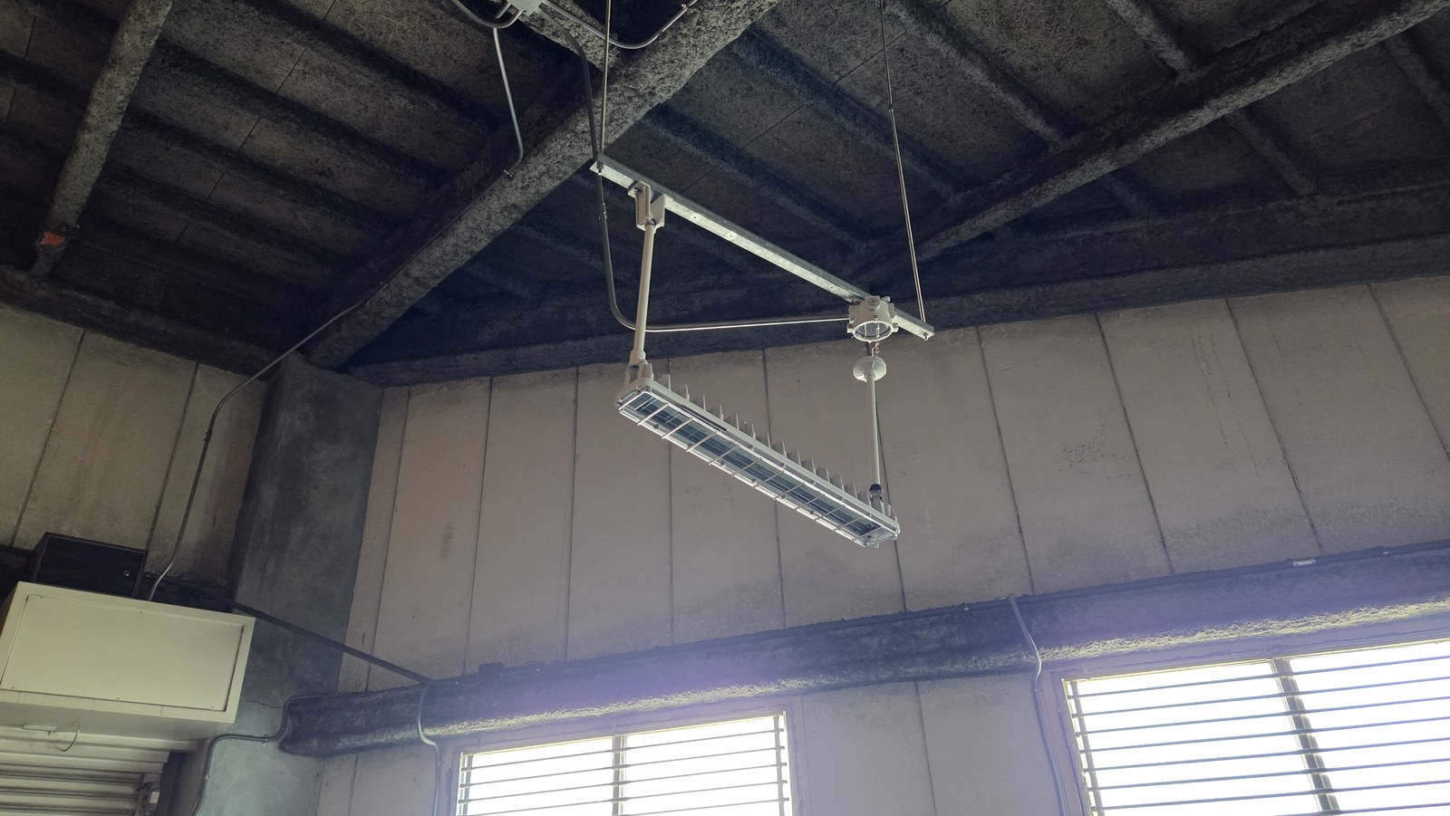 危険物倉庫の天井へ取り付けた防爆形LED照明器具