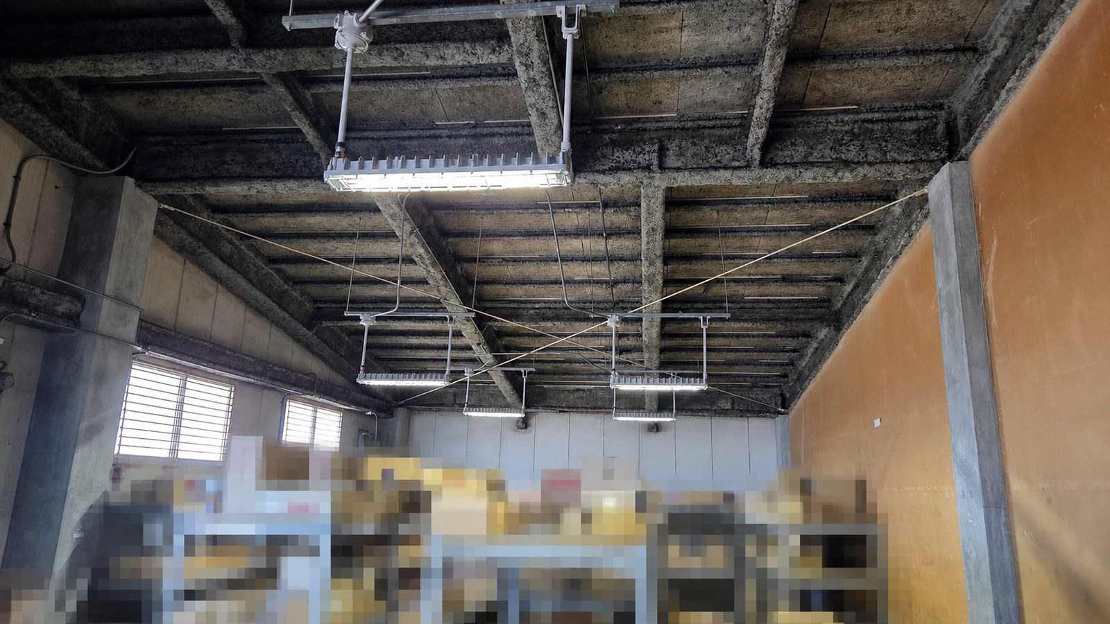 札幌市白石区の危険物倉庫・高天井部に設置した防爆形LED照明の施工後