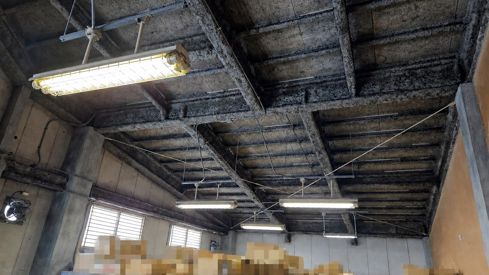 札幌市白石区の危険物倉庫・高天井部にあった既設蛍光灯の施工前