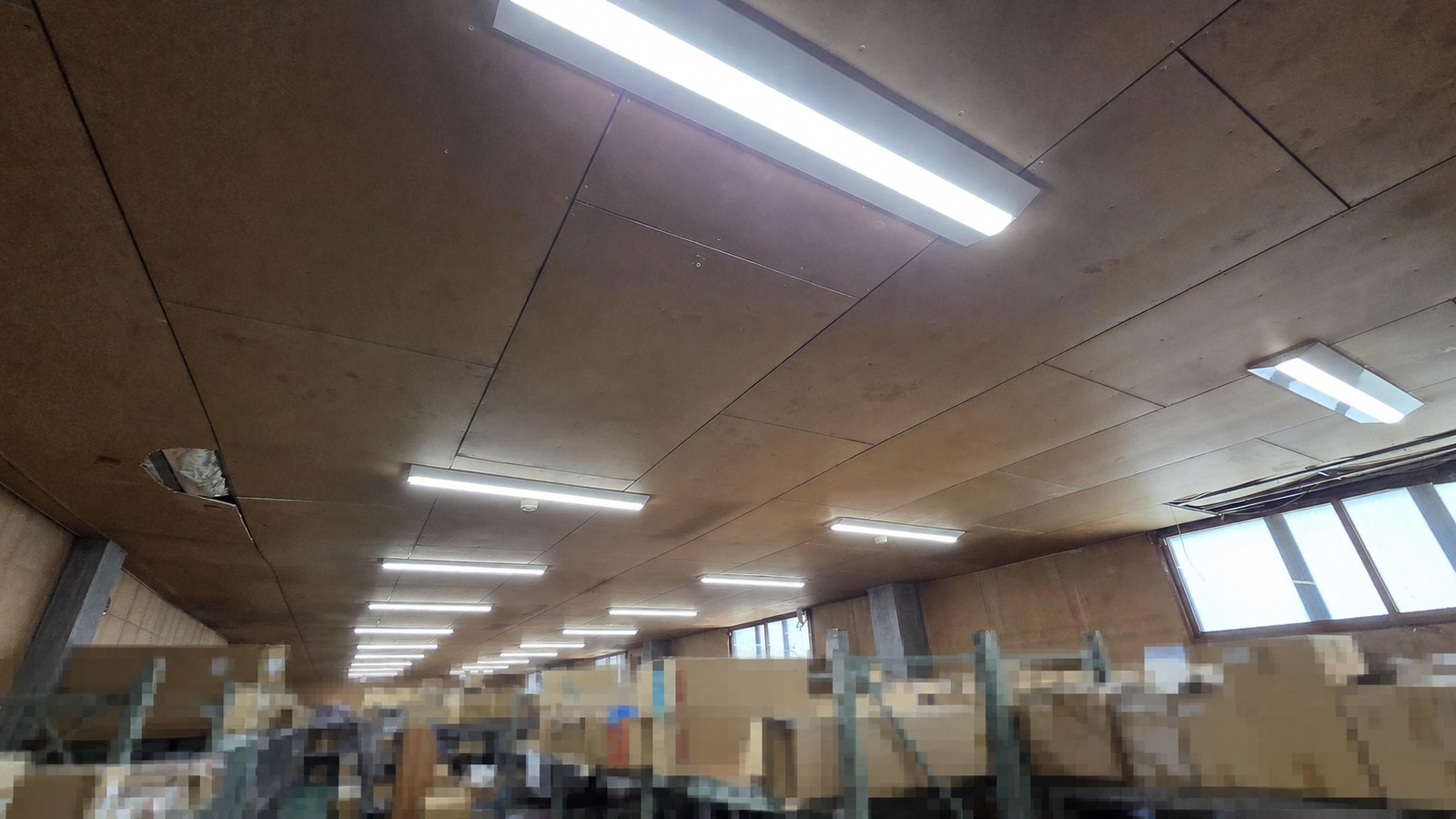 札幌市白石区の危険物倉庫・低天井部をLEDへ更新した施工後