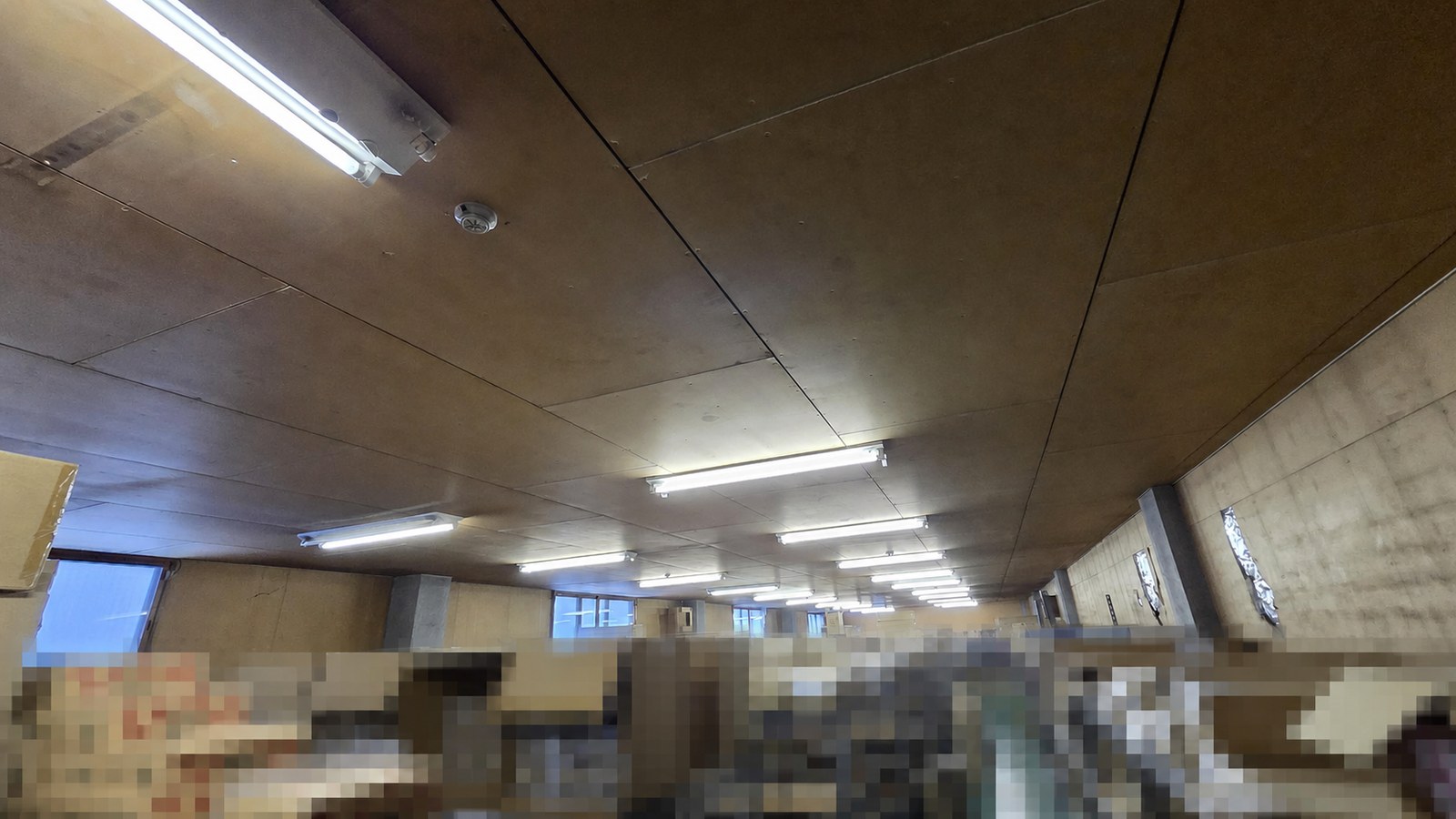 札幌市白石区の危険物倉庫・低天井部にあった既設蛍光灯の施工前