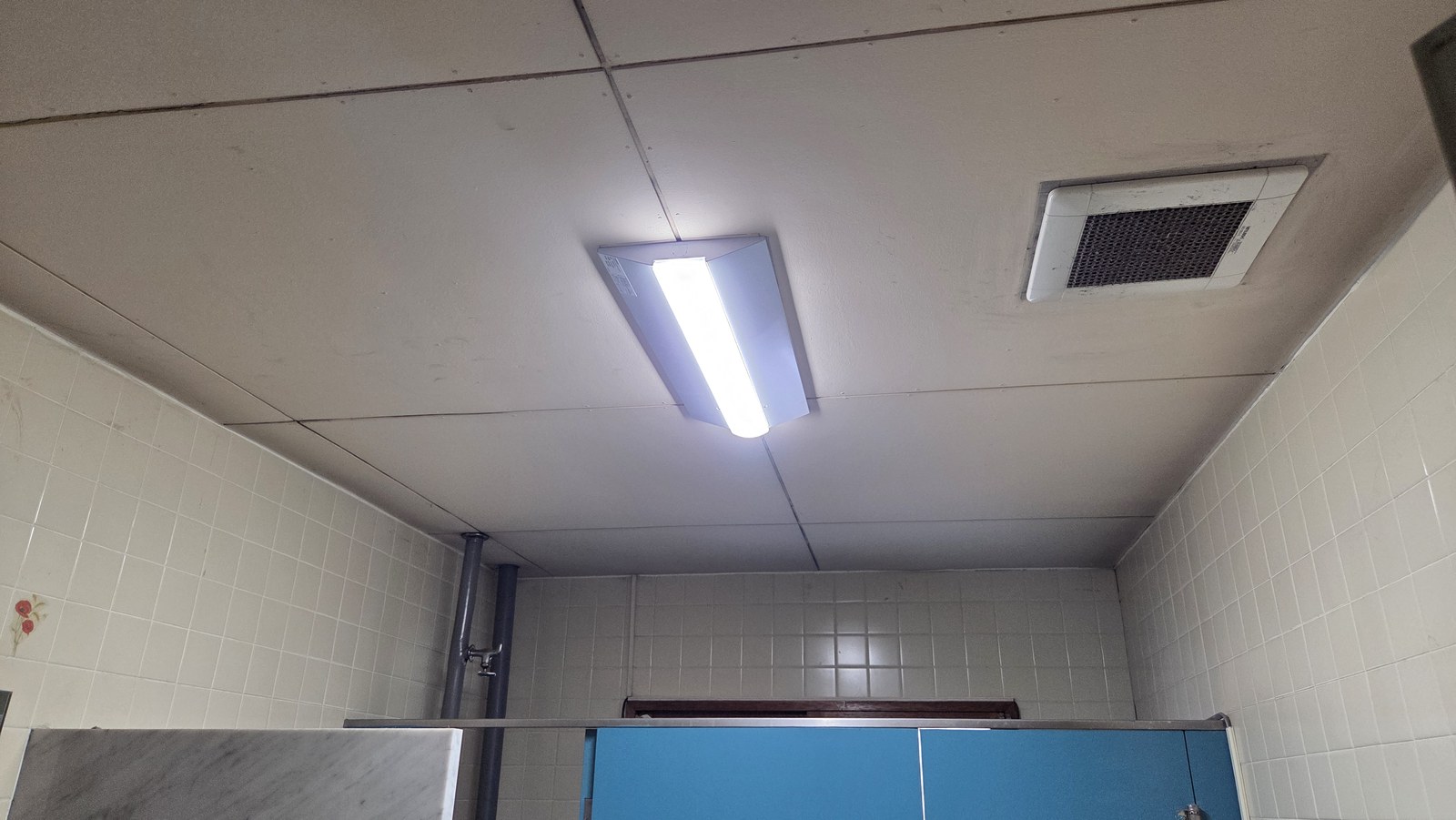 札幌市白石区の倉庫付帯室をLEDへ更新した施工後