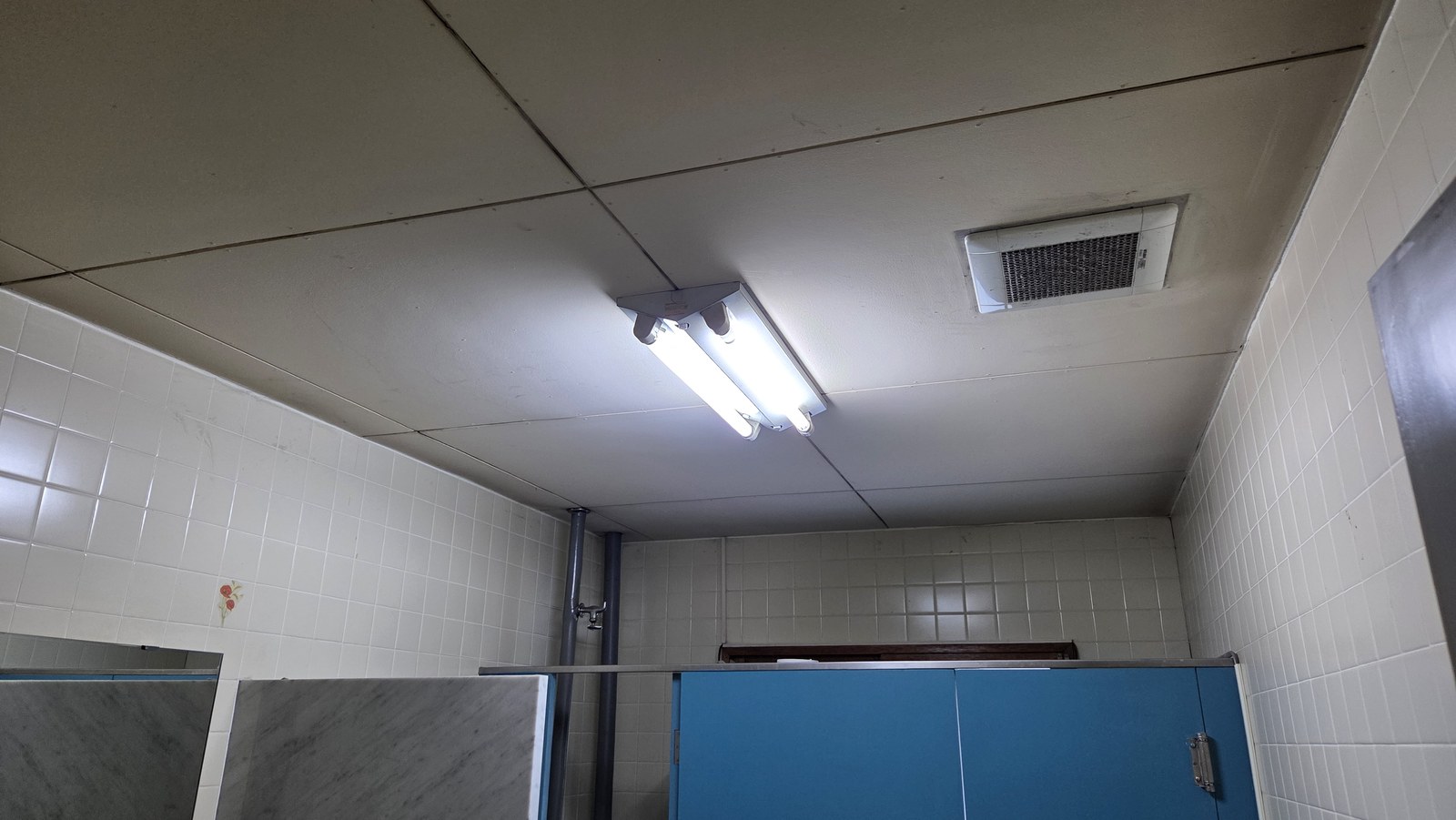 札幌市白石区の倉庫付帯室にあった既設蛍光灯の施工前