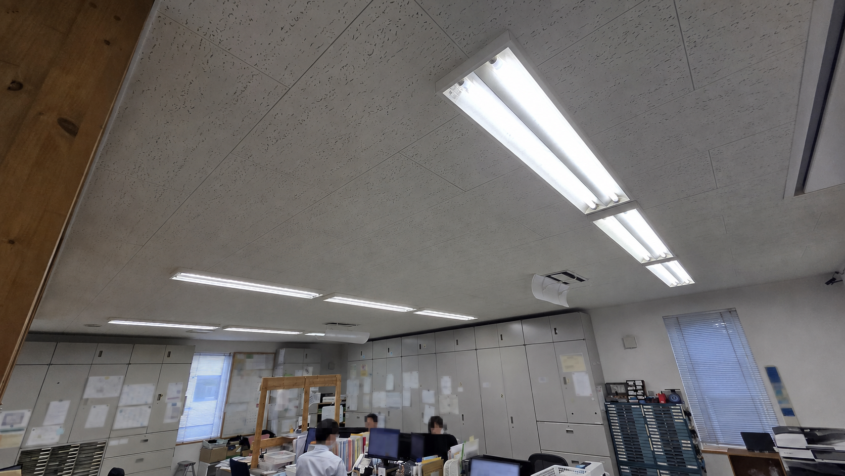 石狩市の社会保険労務士事務所に設置されていた施工前の蛍光灯器具