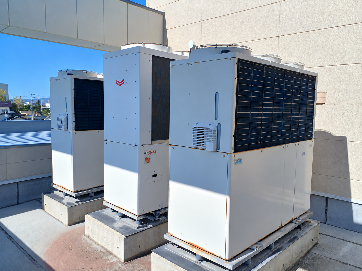 更新前の屋上に並ぶGHP室外機3台。経年劣化で外装に錆が見られる